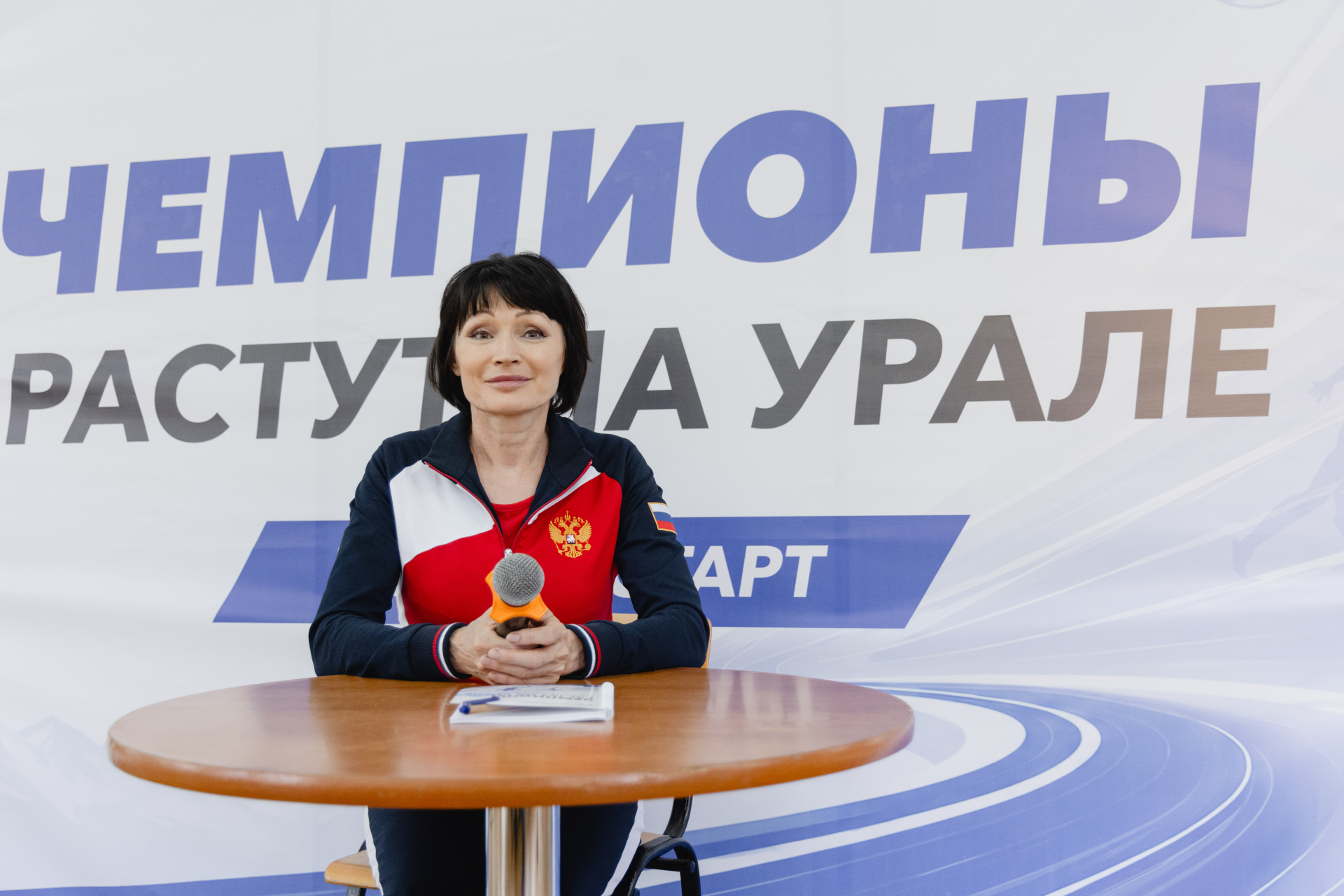 Ишмуратова за столом.jpg
