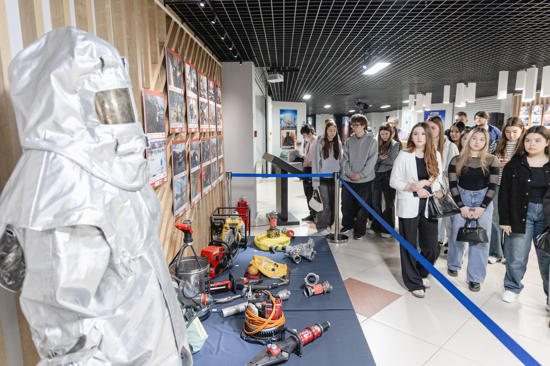 Идут скафандр.jpg